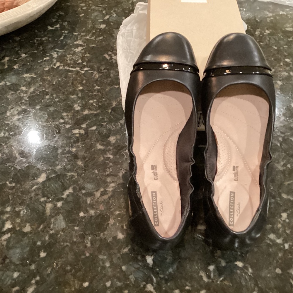 Clarks soft cushion black ballet flats in size 8.5W, excellent condition